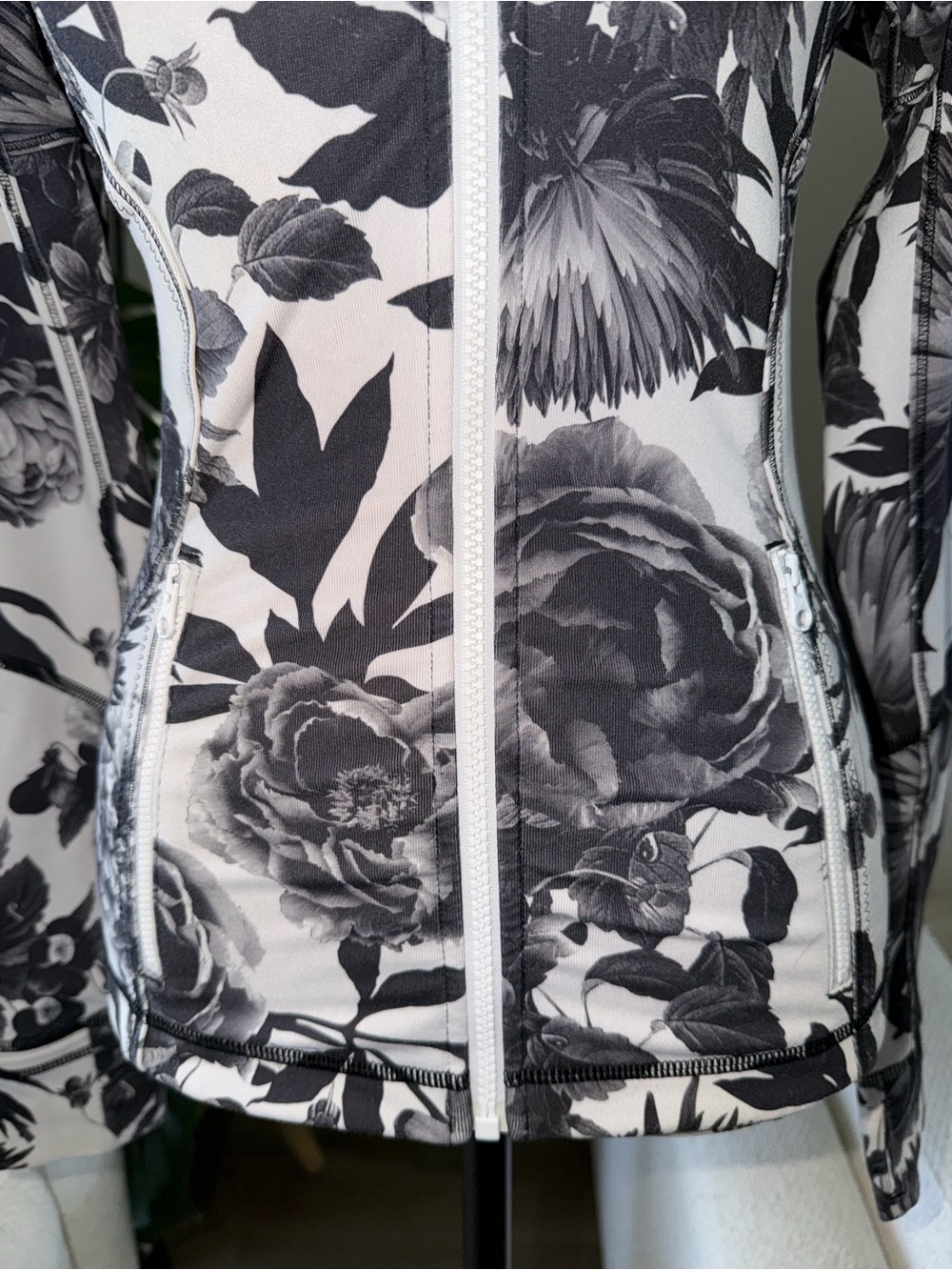 Lululemon Brisk Bloom Jacket SZ 2 - Picture 8 of 13